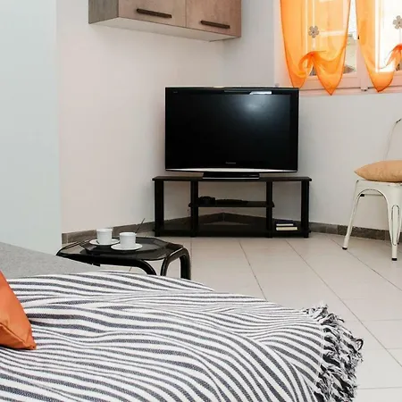 Altido Cosy Flat For 4 With Parking, Nearby Olmo